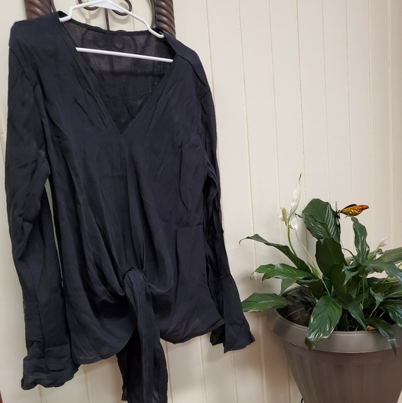 Scalloped sleeves tie front shirt - Picture 2 of 2